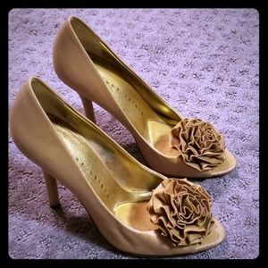 Gold peep toe heels flower metallic 5.5